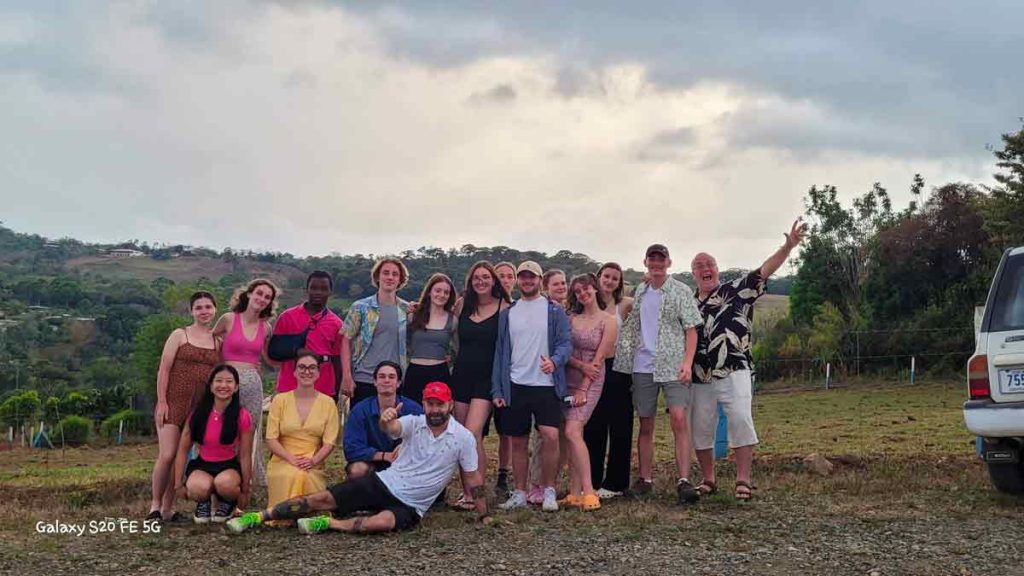Le groupe d'élèves de Mathieu Blain de l'école secondaire Louis-Jacques-Casault en mars 2023 au Costa-Rica