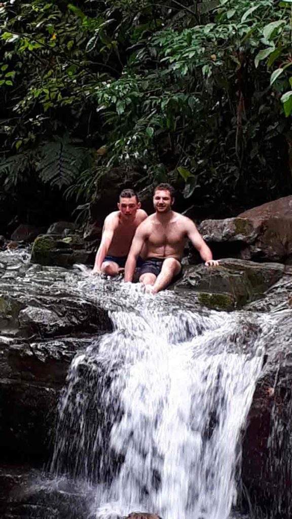 Un moment de baignade en cascade pour Justin Boulet et Mathis Laliberté