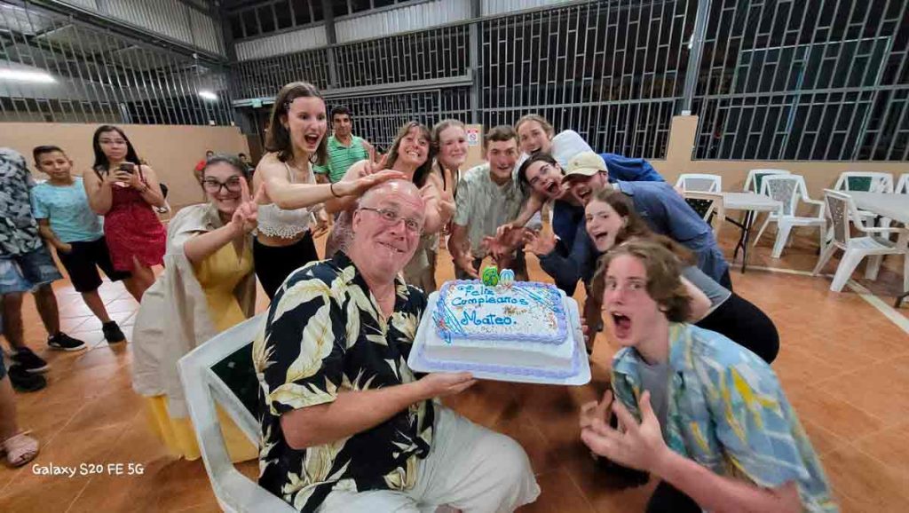 Mathieu Blain, professeur d'histoire à l'école secondaire Louis-Jacques-Casault, a célébré son 60e anniversaire au Costa-Rica