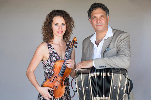 La passion du tango argentin avec de l'Italie la violoniste Sabrina Condello et de l'Argentine le bandonéoniste Victor Hugo Villena.