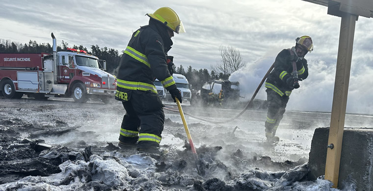 Incendie d'un tracteur de semi-remorque chez MTY Express