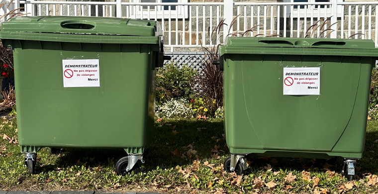 Nouveaux bacs roulants de 1100 litres exposés au garage municipal et à la Maison de la Paroisse de Saint-François-de-la-Rivière-du-Sud pour la collecte des déchets 2025